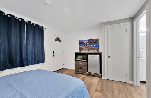 Houghton Lake Hotel | Room #5: Updated Suite w/2 Queen Beds