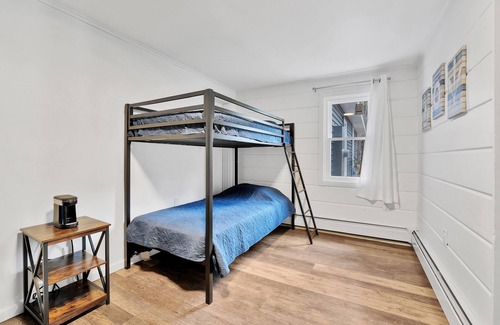Houghton Lake Hotel | Room #6: Updated Suite w/2 Bunk Beds