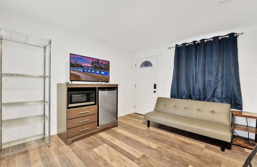 Houghton Lake Hotel | Room #6: Updated Suite w/2 Bunk Beds