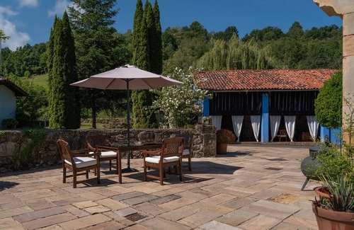 Santianes de Ola Apartment | Room 'Acebu' with Mountain View, Shared Garden and Wi-Fi