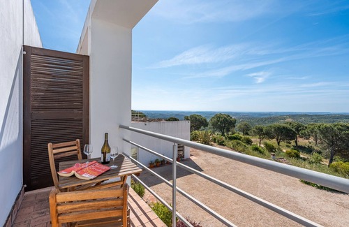 Aljezur Apartment | Room 'Agosto' with Sea View, Shared Pool and Wi-Fi