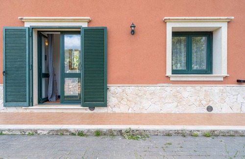 Syracuse Apartment | Room 'Al Palmento Relais - Nero D'Avola R2' with Shared Pool, Wi-Fi and Air Conditioning