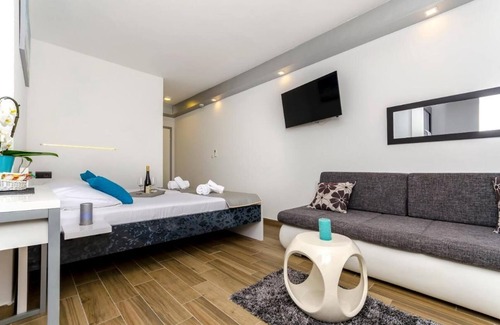 Kastel Stafilic House | Room-all Saints Suites B&b Kastela
