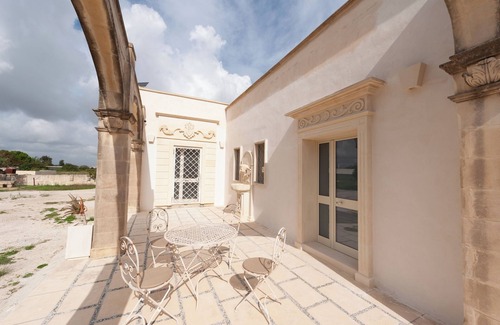 Lizzanello House | Room 'Anghelos - Piromafu' with Shared Terrace, Wi-Fi and Air Conditioning