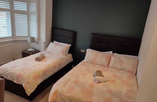 Queensbury House | Room-apple House Wembley - Family Room w