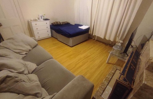 Adamsdown House | Room Available in shared house 5 minute walk from town