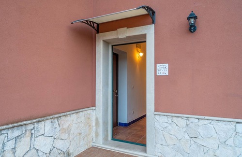 Syracuse Apartment | Room 'Cabernet R12' with Shared Pool, Wi-Fi and Air Conditioning
