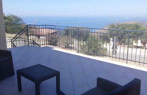 San Mauro Cilento Apartment | Room 'Camera Gialla Vista Mare E Monti' with Sea View, Wi-Fi and Air Conditioning