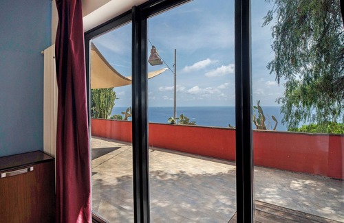 Andora Apartment | Room 'Camera Orizzonte' with Sea View, Shared Terrace and Wi-Fi