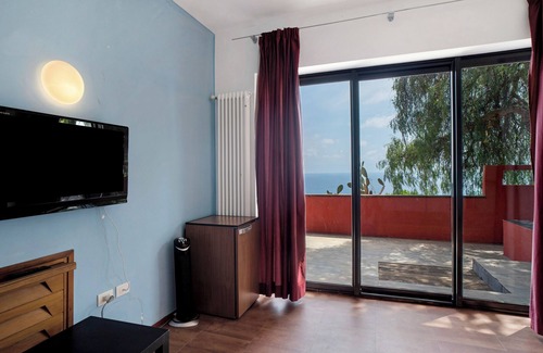 Andora Apartment | Room 'Camera Orizzonte' with Sea View, Shared Terrace and Wi-Fi