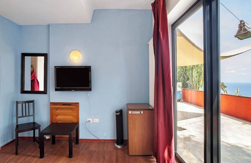 Andora Apartment | Room 'Camera Orizzonte' with Sea View, Shared Terrace and Wi-Fi