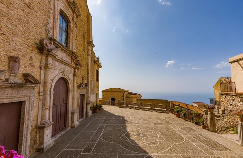 San Marco d'Alunzio Apartment | Room 'Casa Dello Aromatario' with Private Terrace