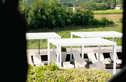 Sommacampagna Apartment | Room 'Casino Di Caccia 4' with Shared Pool, Wi-Fi and Air Conditioning