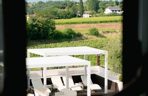 Sommacampagna Apartment | Room 'Casino Di Caccia 6' with Shared Pool, Wi-Fi and Air Conditioning