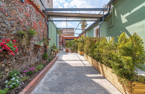 Santa Maria di Licodia Apartment | Room 'Civico 46 - Red' with Shared Terrace, Wi-Fi and Air Conditioning