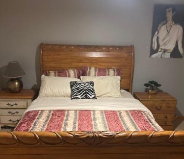 Point Breeze House | ROOM CLOSE TO THE CITY, Airport, stadiums,casino, rocky steps