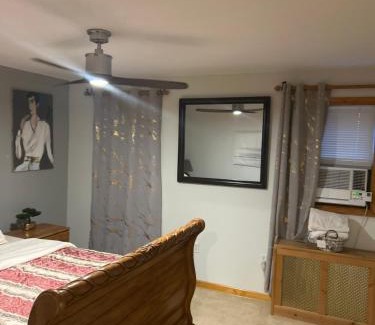 Point Breeze House | ROOM CLOSE TO THE CITY, Airport, stadiums,casino, rocky steps
