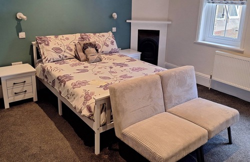 Cranleigh House | Room-comfortable and Spacious - Guest Ro