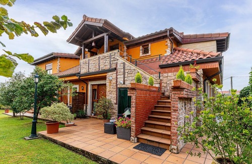 Marina de Cudeyo Apartment | Room 'Dalia' with Mountain View, Shared Terrace and Wi-Fi