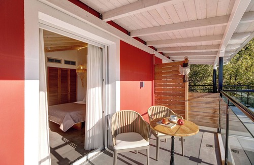 Anthousa Apartment | Room 'Deluxe Loft - B' with Shared Terrace, Wi-Fi and Air Conditioning