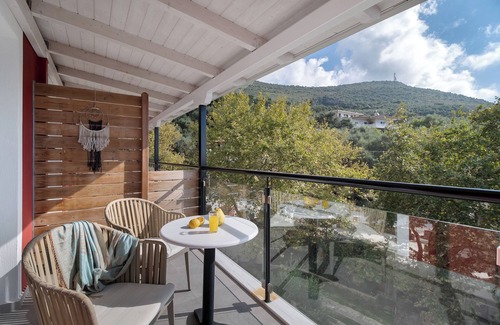 Anthousa Apartment | Room 'Deluxe Loft - D' with Shared Terrace, Wi-Fi and Air Conditioning
