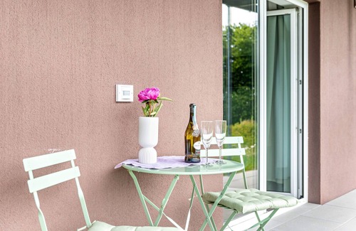 Thalheim Apartment | Room 'Doppelzimmer' with Private Terrace, Shared Garden and Wi-Fi