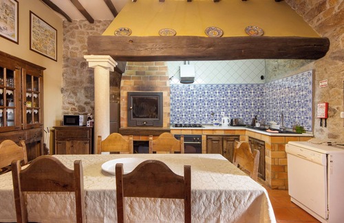 Moimenta da Beira Apartment | Room 'Double' with Shared Garden and Wi-Fi