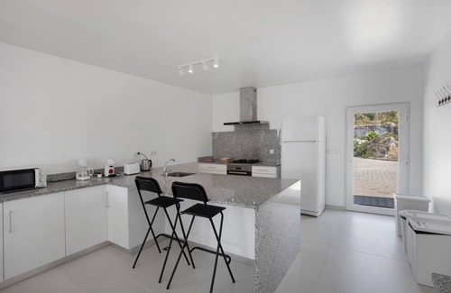 Lourinha Apartment | Room 'Earth' with Mountain View, Shared Pool and Wi-Fi