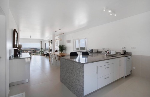 Lourinha Apartment | Room 'Earth' with Mountain View, Shared Pool and Wi-Fi