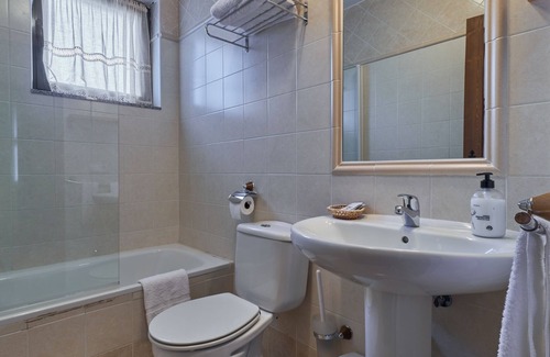 Santa Cruz de Montes House | Room 'El Corón' with Mountain View, Shared Garden and Wi-Fi