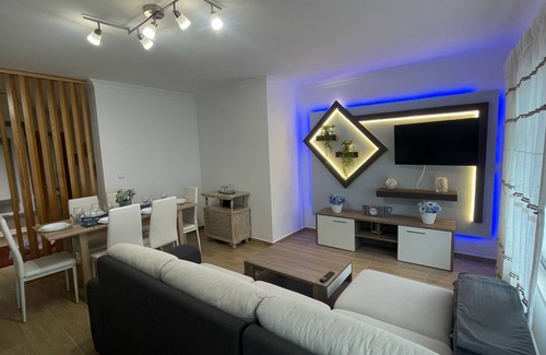 Palhais Apartment | Room for 2 people with WC Living Room and Kitchen
