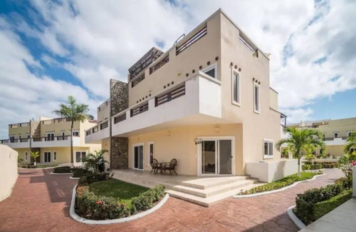 Dixon Cove Apartment | Room for 4 people with private beach access in Villas Las Palmas