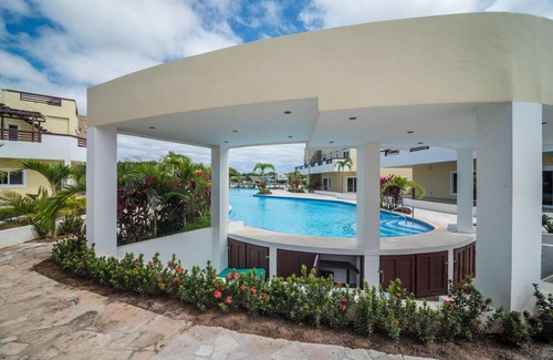 Dixon Cove Apartment | Room for 4 people with private beach access in Villas Las Palmas