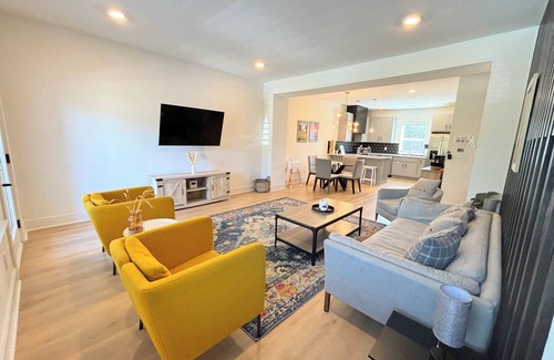 Donelson House | Room for everyone: 3 queen bedrooms & 3.5 baths sleep 10 in comfort. Stay entertained: game room with board games & smart TV after Broadway & Opry adventures. Free driveway parking Fast Wi-Fi & workspace Kid-friendly: crib, toys,