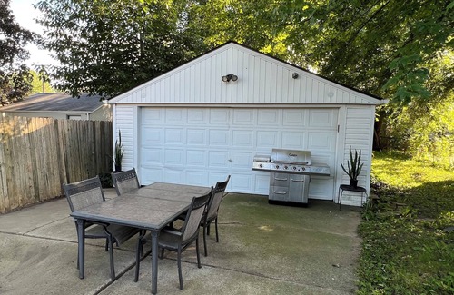 Grosse Pointe Woods House | Room for rent. Cozy upstairs bedroom + private bathroom in quiet neighborhood.n