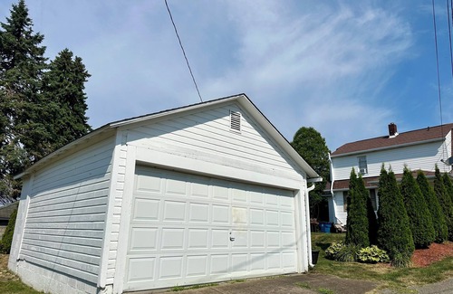 Latrobe House | Room for rent in Charming house with WiFi, fitness room in peaceful Latrobe