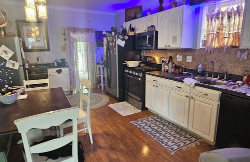 Lindenwood Park Bed & Breakfast | Room for rent in my farmhouse, with a saltwater pool and fresh eggs!