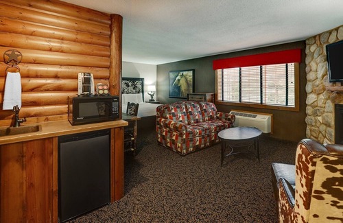 Quincy Hotel | Room for the Crew! Expanded King with Bunk Bed, Stoney Creek Quincy