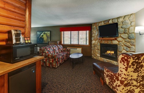 Quincy Hotel | Room for the Crew! Expanded King with Bunk Bed, Stoney Creek Quincy