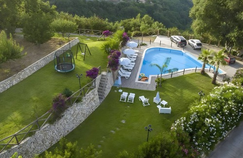 Sant'Angelo di Brolo Apartment | Room 'Ghiro' with Mountain View, Wi-Fi and Air Conditioning