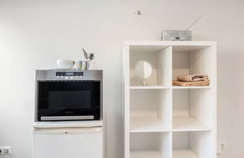 Friedrichsdorf Apartment | Room 'Green Wonder' with Shared Terrace, Private Garden and Wi-Fi