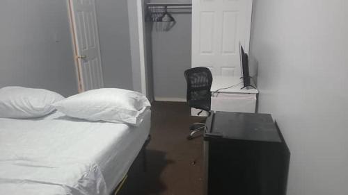 Queens House | Room in a Beach House with Queen bed in a landlord hosted three bedroom apartment