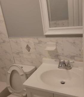 Queens House | Room in a Beach House with Queen bed in a landlord hosted three bedroom apartment