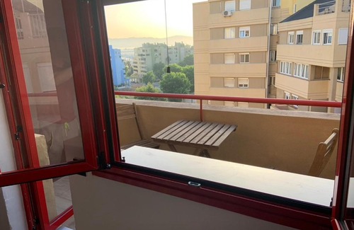 La Linea de la Concepcion House | Room in a shared apartment touching the border :)