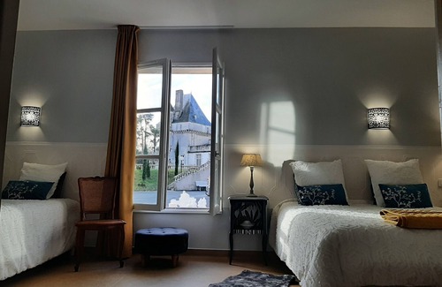 Saint-Pierre-de-l'Isle Bed & Breakfast | Room in the Château logis