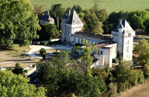 Saint-Pierre-de-l'Isle Bed & Breakfast | Room in the Château logis