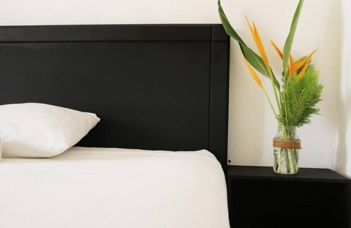 Santa Maria House | Room in Guest Room - Standard Queen Room two Beds n01