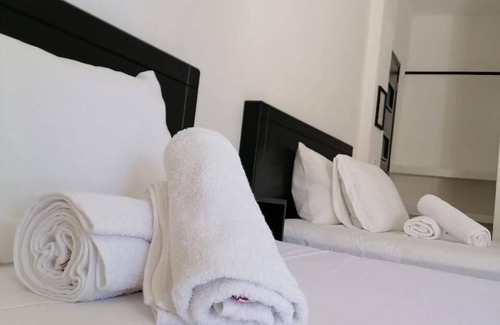 Santa Maria House | Room in Guest Room - Standard Queen Room two Beds n01
