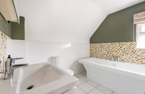 Blackmore End House | Room in Guest Room - Calm For 3, Handy for Airport, Train Free Parking