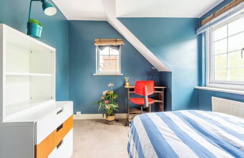 Blackmore End House | Room in Guest Room - Calm For 3, Handy for Airport, Train Free Parking
